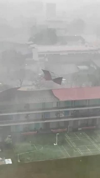 狂风掀走学校屋瓦 秃了好几片！