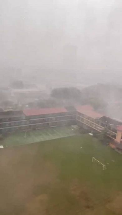 狂风掀走学校屋瓦 秃了好几片！