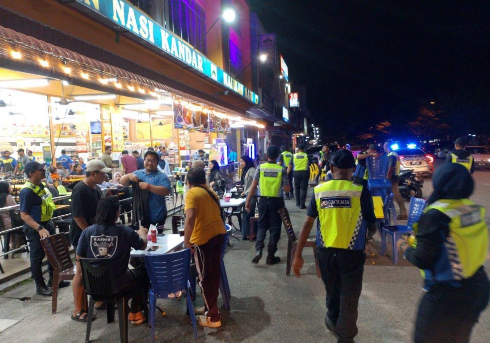 大都会:占用五脚基和停车位 13业者被对付/3图