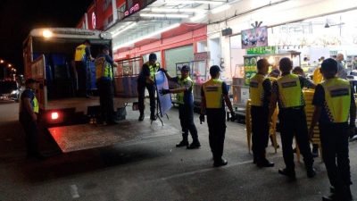 占用五脚基停车位做生意  13餐馆接罚单 充公桌椅 