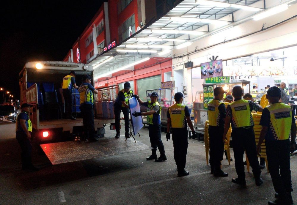 大都会:占用五脚基和停车位 13业者被对付/3图