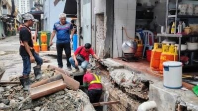 店家违法扩建凉棚   后巷提升沟渠遇阻 下令拆