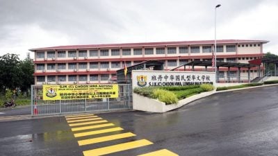 62学生细雨中抵新校园   班丹中华华小开课啦