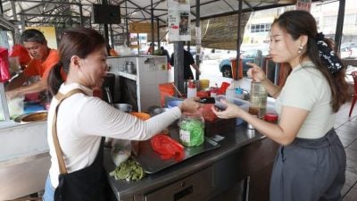 禁聘外劳 小贩全家总动员  自助捧餐 食客“脸绿”