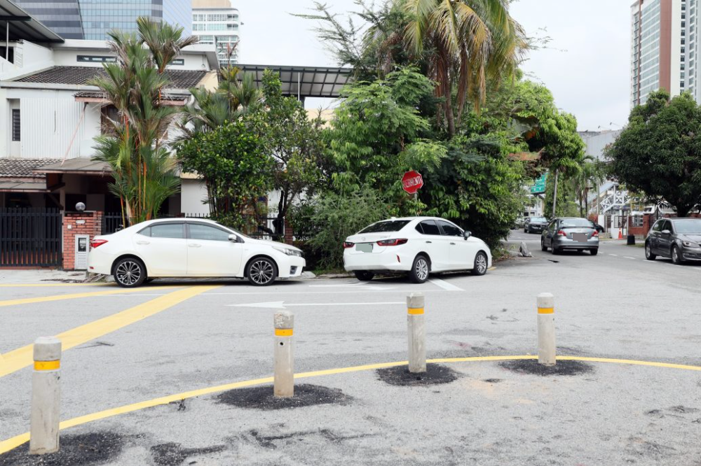 大都会封面/SS20路口装路障柱防违停现象/11图