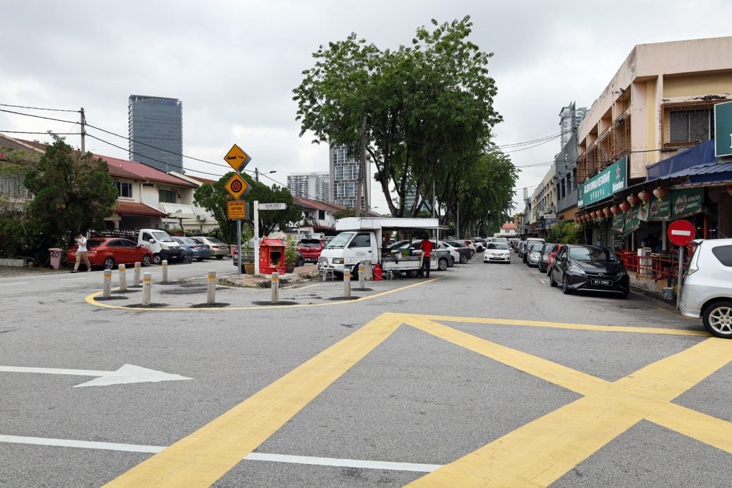 大都会封面/SS20路口装路障柱防违停现象/11图