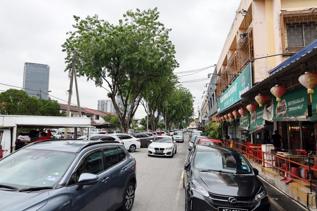 大都会封面/SS20路口装路障柱防违停现象/11图