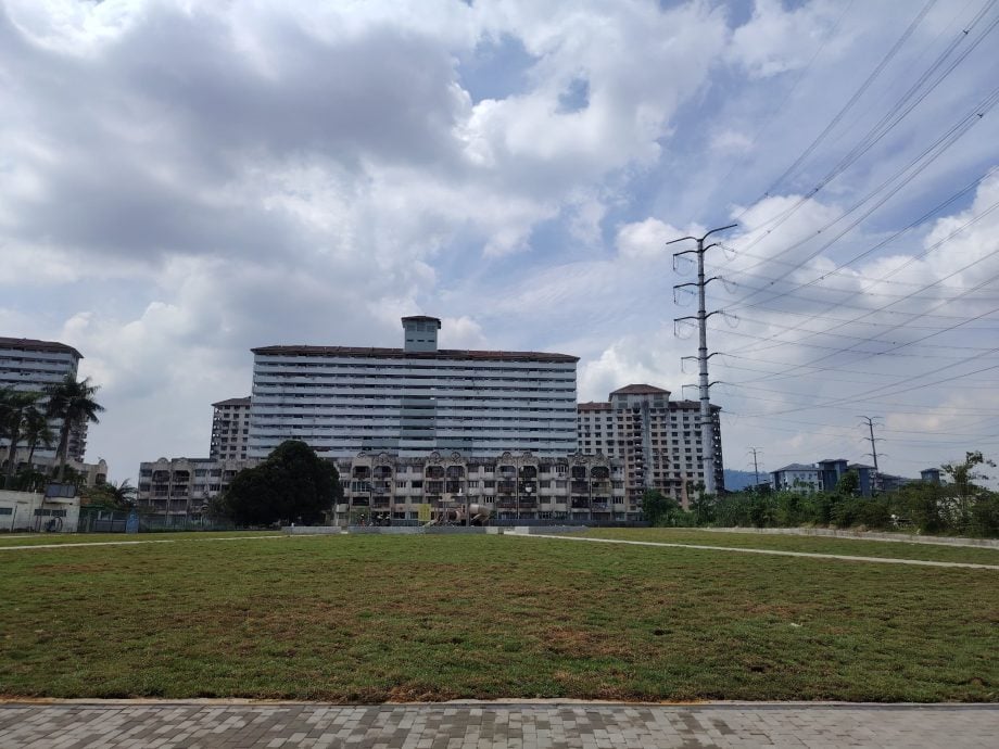 大都会/早报头/房屋及地方政府部拨款50万令吉提升安邦阳光花园第12路操场 工程即将6月末竣工