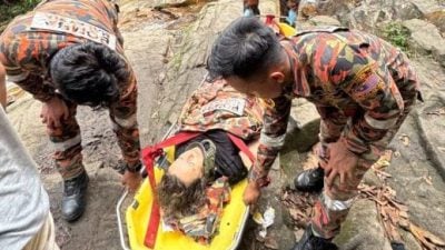 从20呎高瀑布摔落  女游客伤脊椎