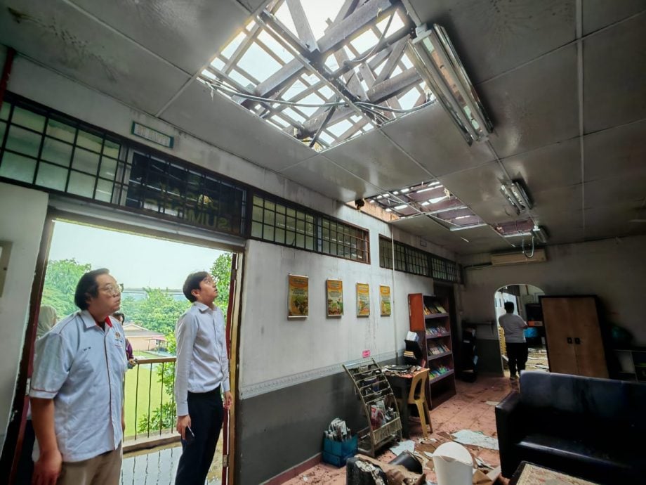 大都会/跟进学校屋顶被狂风掀走