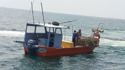 摩立海域非法捕鱼  渔船扣查 3人被扣