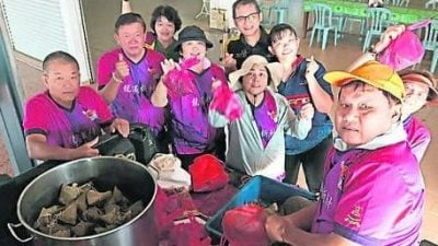 龙溪庆端午献温暖  逾千粽子派村民