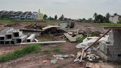 承包商一拖再拖  休闲公园烂尾 空空如也