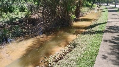 水平线失衡难排水入巴生河   沟水“常满”逢雨必淹