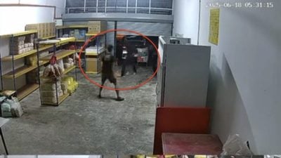 2刀匪闯面厂图砍人  男子惊叫声退匪