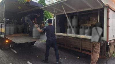 住宅区惊见大量煤气桶  居民怕爆炸慌举报