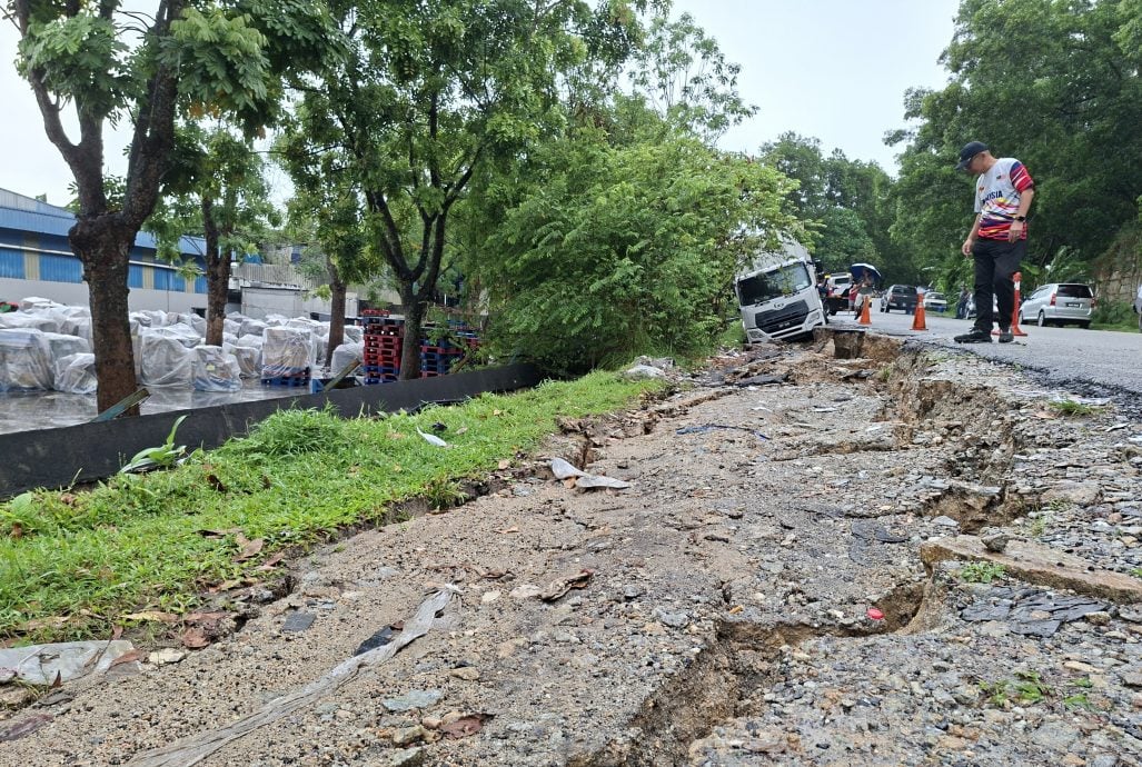 大都会/大雨来袭路边地层塌陷波及货柜轿车,工厂围墙断裂倾斜/4图