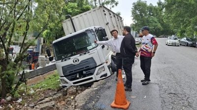 无拉港工业区 大雨泥塌 3车陷沉 