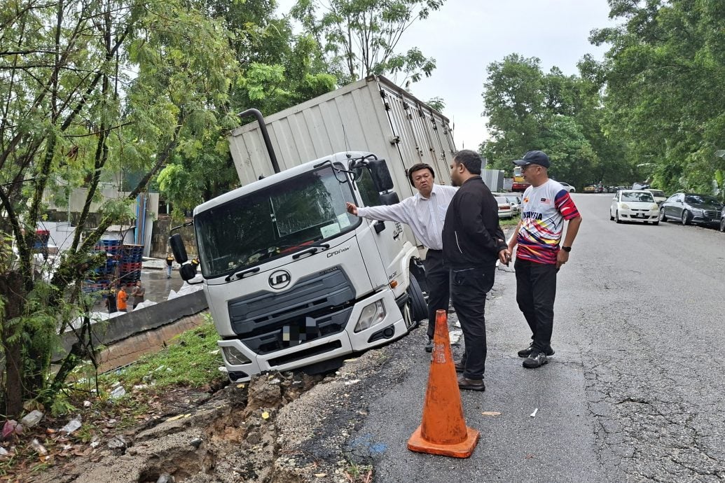 大都会/大雨来袭路边地层塌陷波及货柜轿车,工厂围墙断裂倾斜/4图