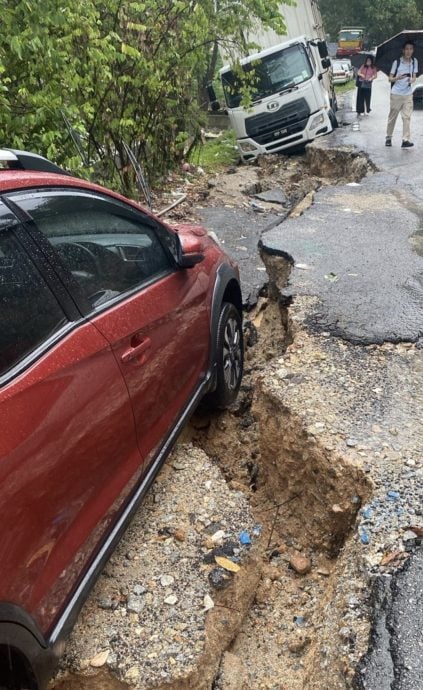 大都会/大雨来袭路边地层塌陷波及货柜轿车,工厂围墙断裂倾斜/4图