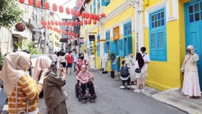 游客平常心对待疫情   茨厂街少人戴口罩