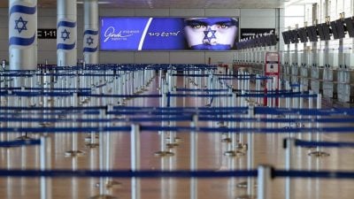 以空袭警报大作航班停飞 大批游客滞留体验“躲防洞空”