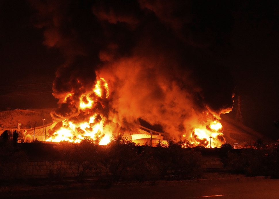 天下事)“德黑兰在燃烧”以色列袭伊国防部储油设施