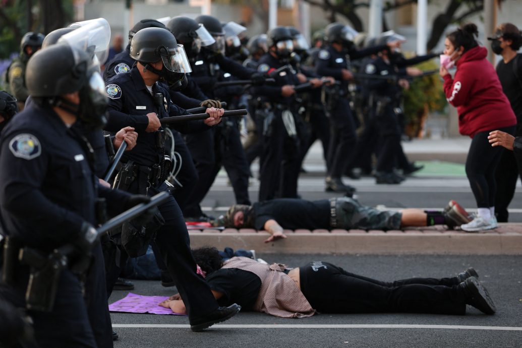 天下事主文 美国军方出动海军陆战队平乱 加州州长:不该在国内对付同胞