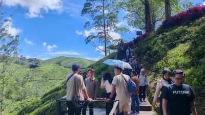 天气热三天连假 纷涌金马仑避暑塞车