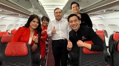 天气突变致航班延误4小时 陆兆福赞机组人员专业应对
