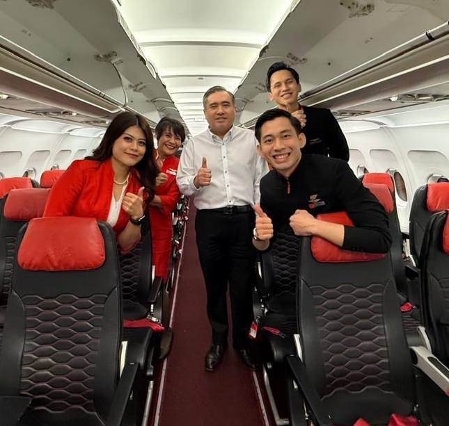 天气突变致航班延误4小时 陆兆福赞机组人员专业应对