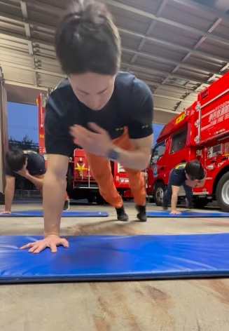 太帅了!日本消防员训练视频爆红 掀起挑战热潮