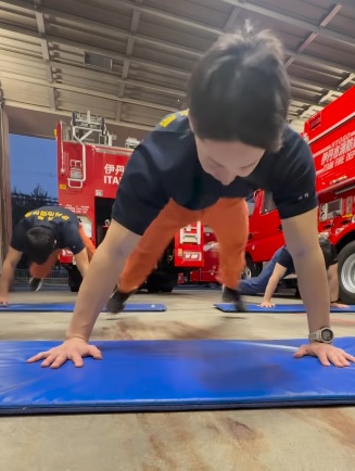 太帅了!日本消防员训练视频爆红 掀起挑战热潮