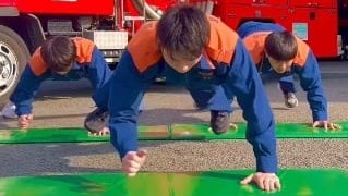 视频| 太帅了！日本消防员训练视频爆红 掀起挑战热潮