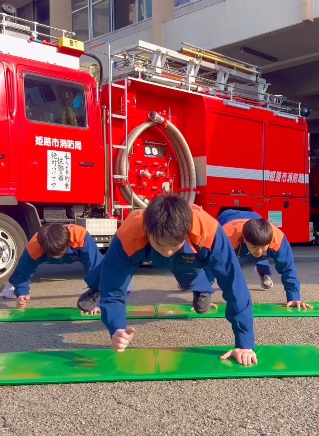 太帅了!日本消防员训练视频爆红 掀起挑战热潮