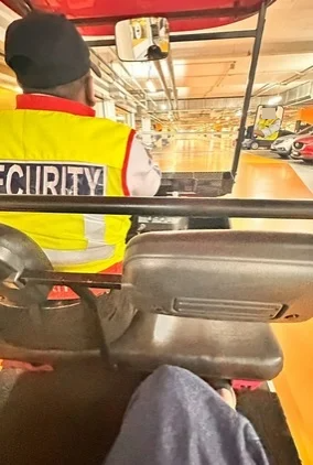 女子商场搭Buggy遭保安搭讪骚扰 被索电话还称“今晚打给你”