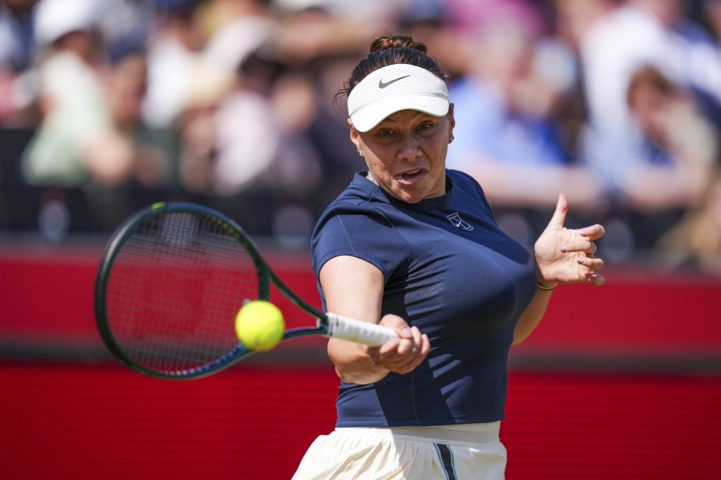 女王杯网球赛|郑钦文受鞋所困止步半决赛 德37岁老将上演励志之旅