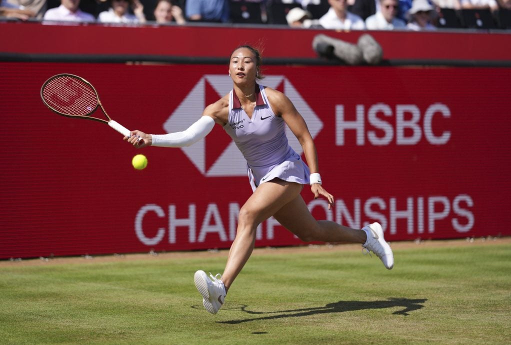 女王杯网球赛|郑钦文受鞋所困止步半决赛 德37岁老将上演励志之旅