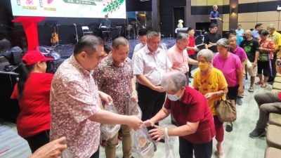 如约与长者庆端午 陆兆福提醒长者赴会“别太早到”