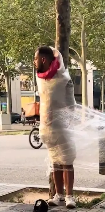 婚前派对这么玩?西班牙新郎被保鲜膜绑街头筹钱“自救”