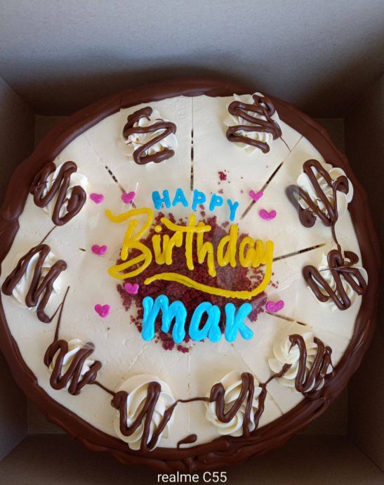 孝心男为让母亲生日开心 刚出粮就买最贵蛋糕庆生