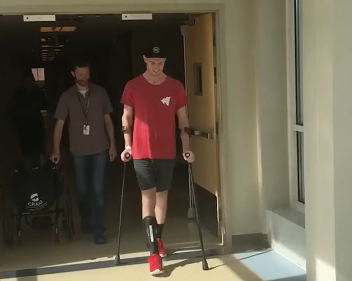 学柔术致伤瘫痪 获赔2亿康复后登山成榜样