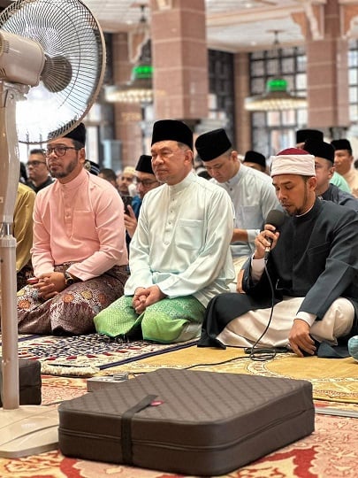 安华敦马同场出席哈芝节会礼 逾万信徒齐聚布城清真寺