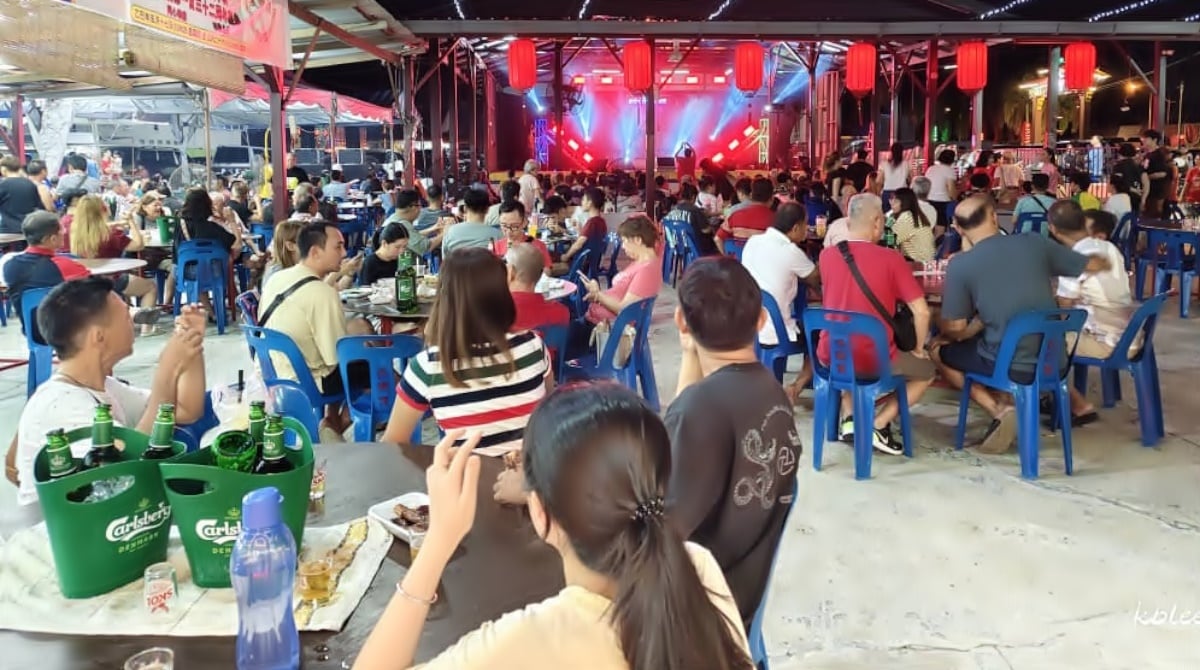 安顺保顺宫神诞 千人涌入赏酬神戏