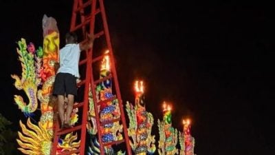 安顺保顺宫神诞 千人涌入赏酬神戏