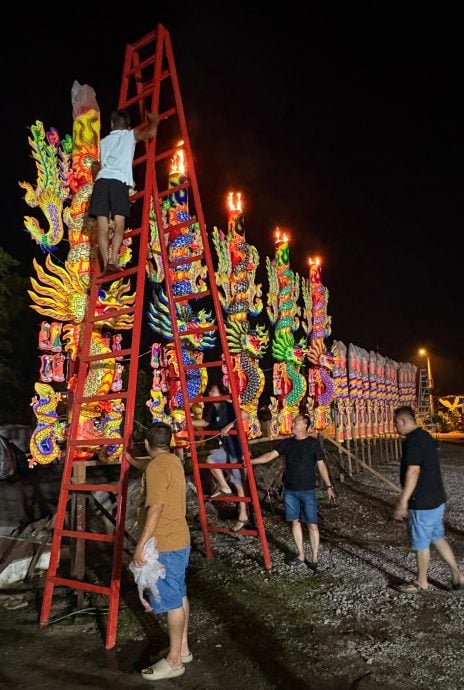 安顺保顺宫神诞 千人涌入赏酬神戏