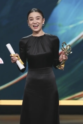 宋佳隔13年再封白玉兰视后 刘亦菲没奖缺席被酸输不起