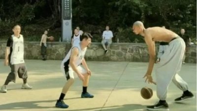 完成10天修行获授“少林一段”  文班亚马切磋篮球打遍少林寺