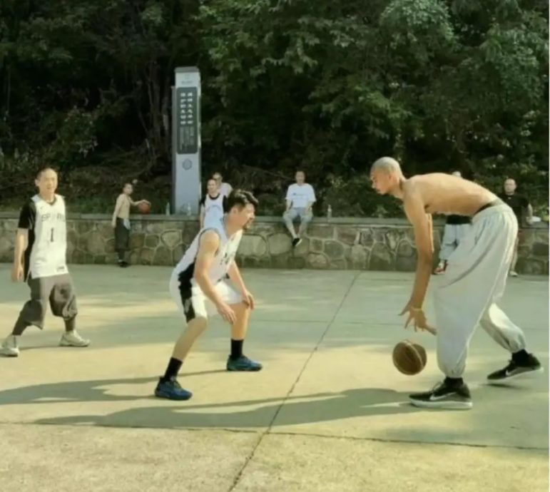 完成10天修行获授“少林一段”  文班亚马切磋篮球打遍少林寺