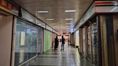 “扫虹膜给100”鬼祟可疑 老人外劳排长龙奉上个资 